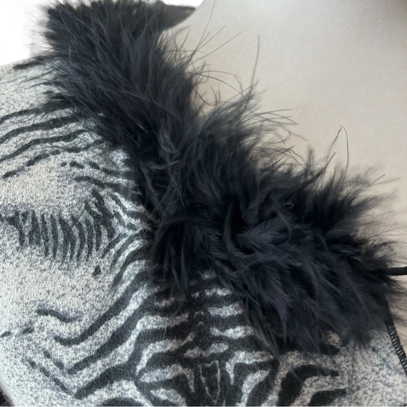 American Vintage Gray Zebra Knit Feather Boa Trim Size Large Bell Sleeves Top - Picture 9 of 11